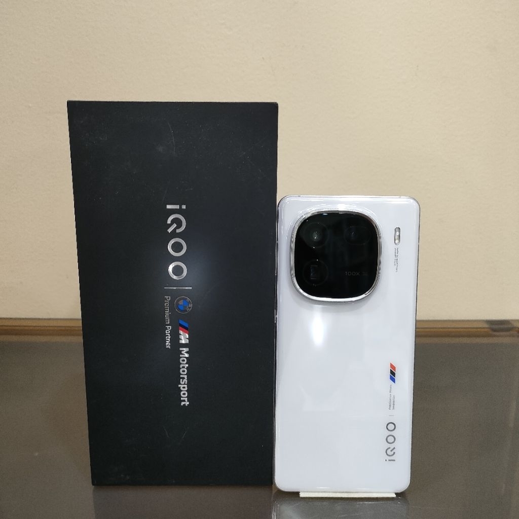Handphone iQOO 12 5G Ram 16 512GB