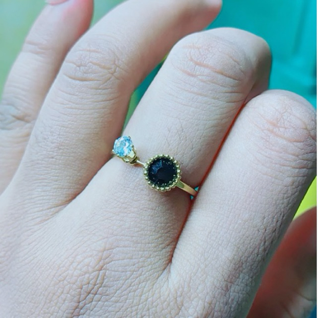 Cincin Titanium Wanita Batu Hitam Putih Kecil Bloom