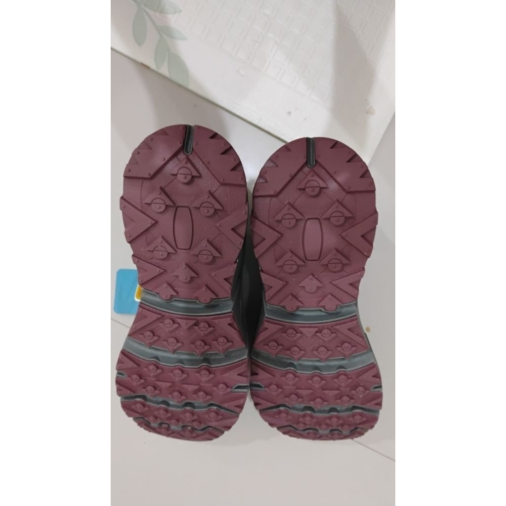 910 Nineten Yuza Evo Trail Running. Black