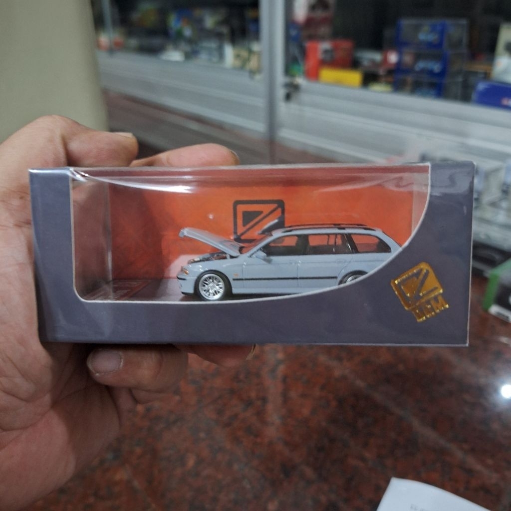 DCM Diecast Skala 64 BMW E39 Wagon Cement Grey