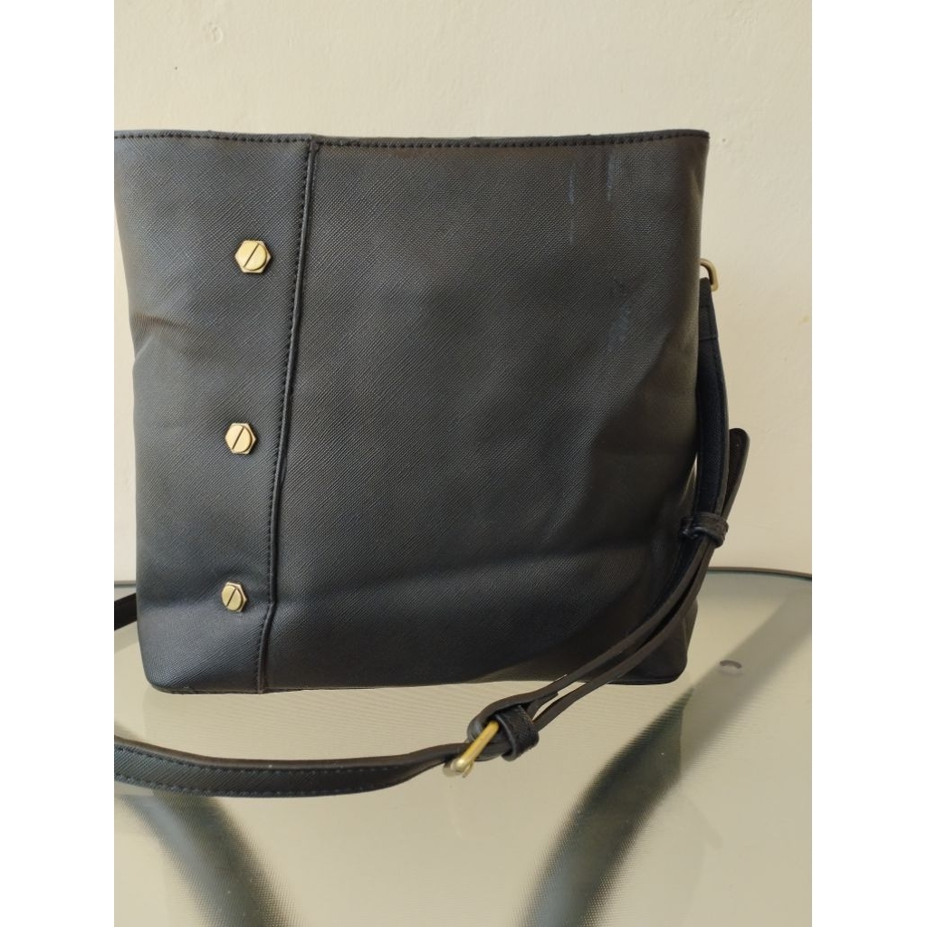 tas slempang hitam Marie claire