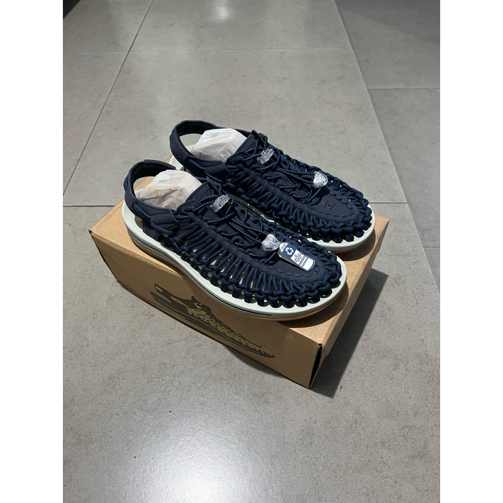 KEEN UNEEK BLACK IRISH/BLACK SANDAL TRACKING