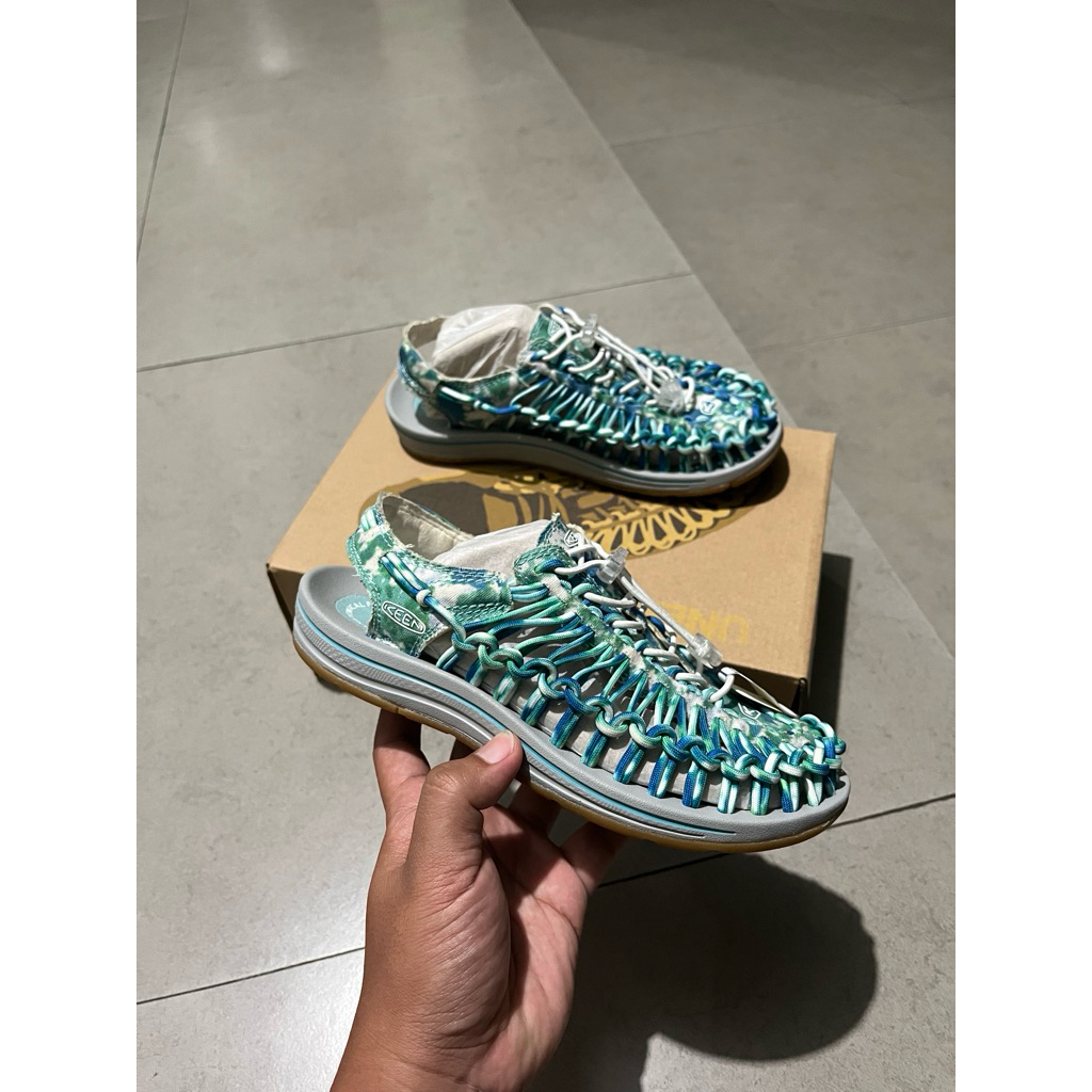 KEEN UNEEK PORCELAINTIE DYE SANDAL TRACKING