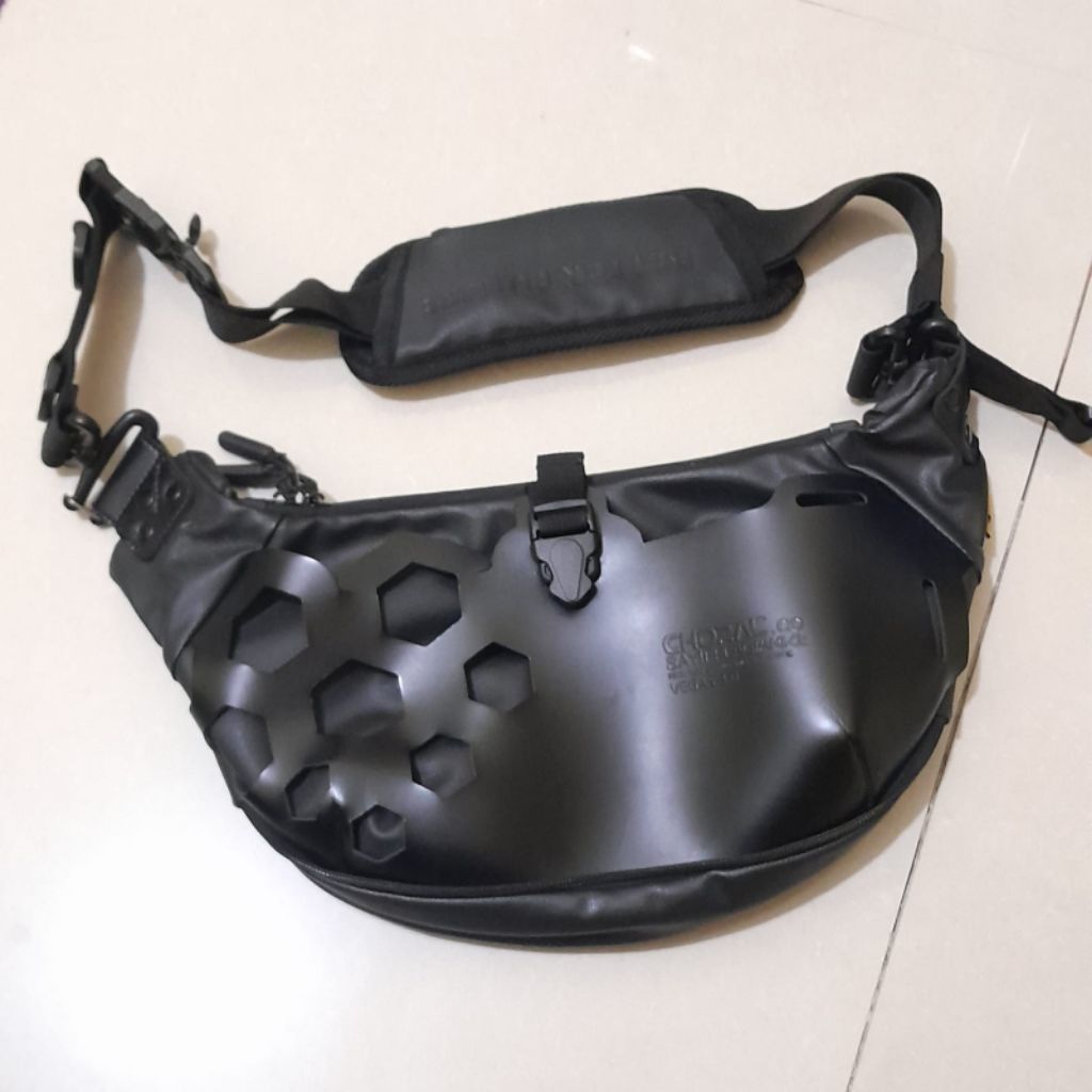 Tas waistbag choral vegas 3.0 black. preloved second like new seperti baru. Rare