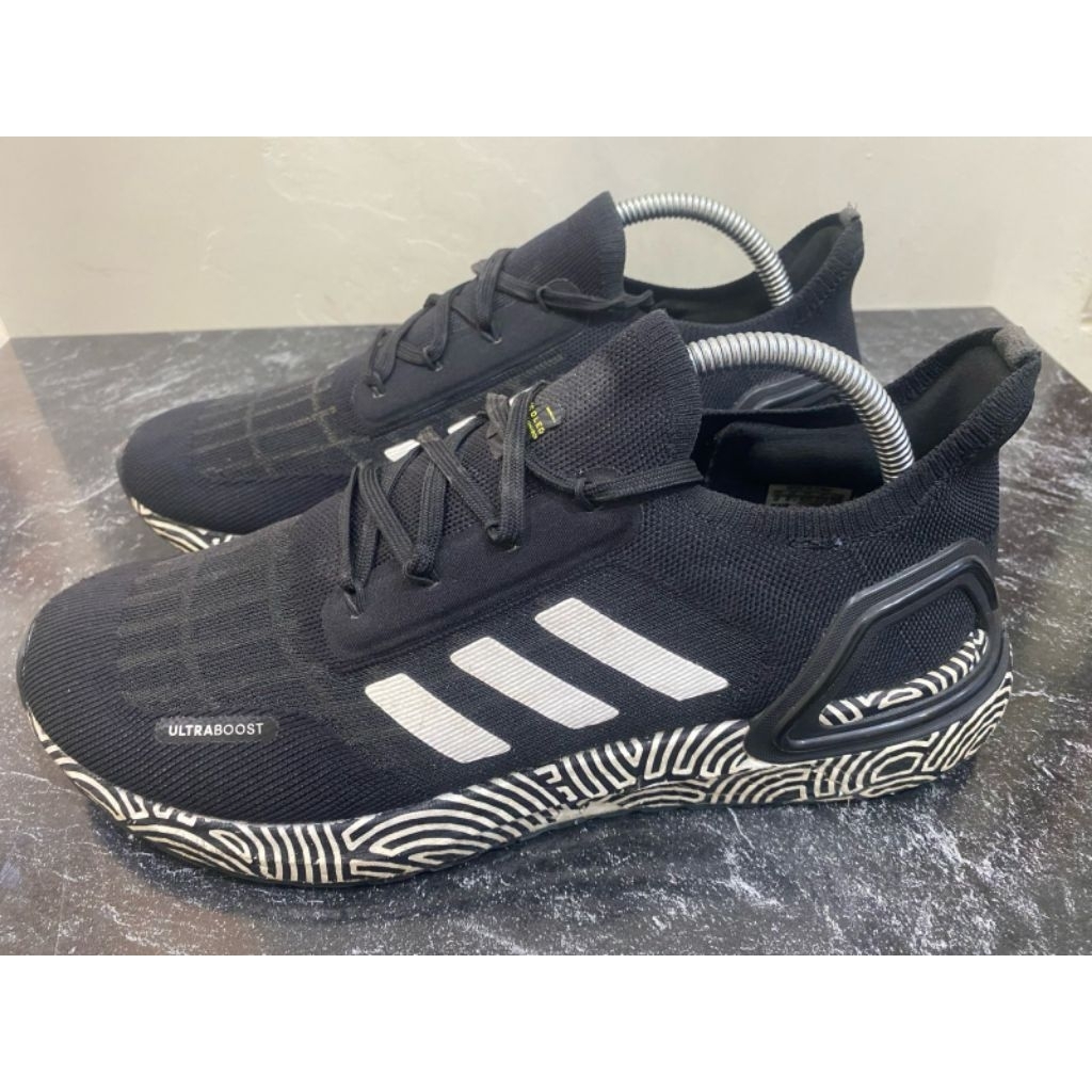 Sepatu Adidas Ultraboost, running warna hitam garis putih, ukuran 42,5 insole 26,5-27,5 cm second or