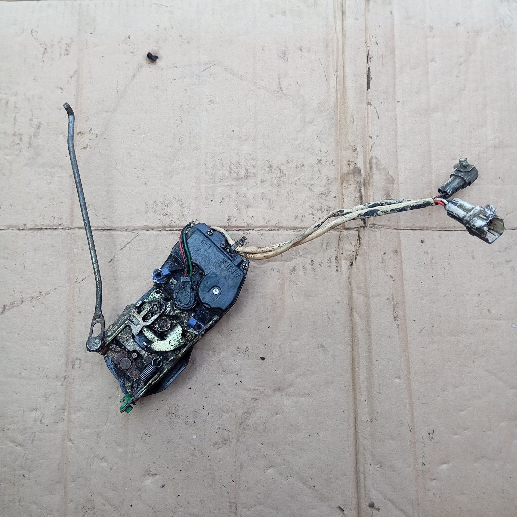 Doorlock depan kiri suzuki baleno old