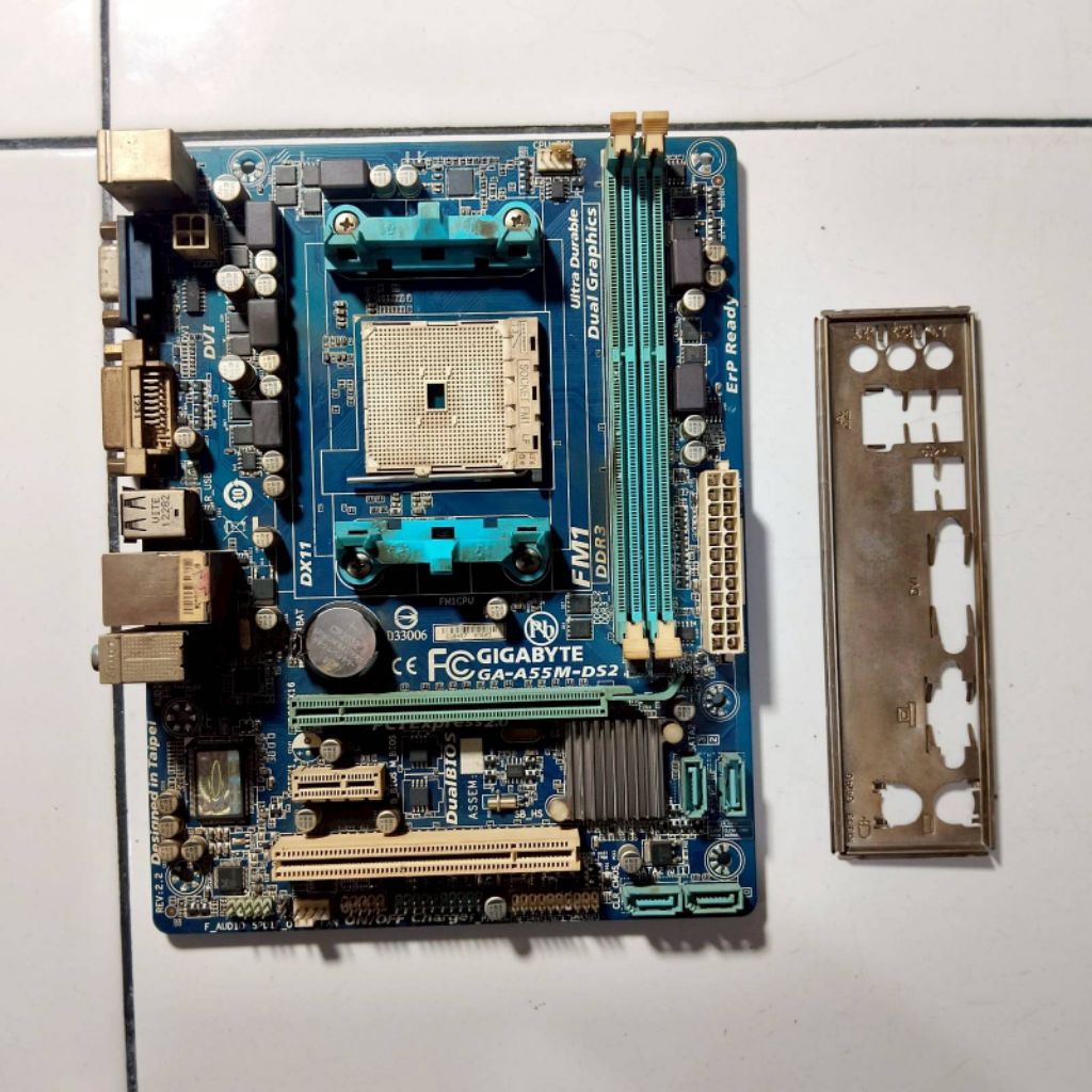 Mobo + Backpanel Motherboard GIGABYTE GA-A55M-DS2 Socket FM1 DDR3 Normal Tested