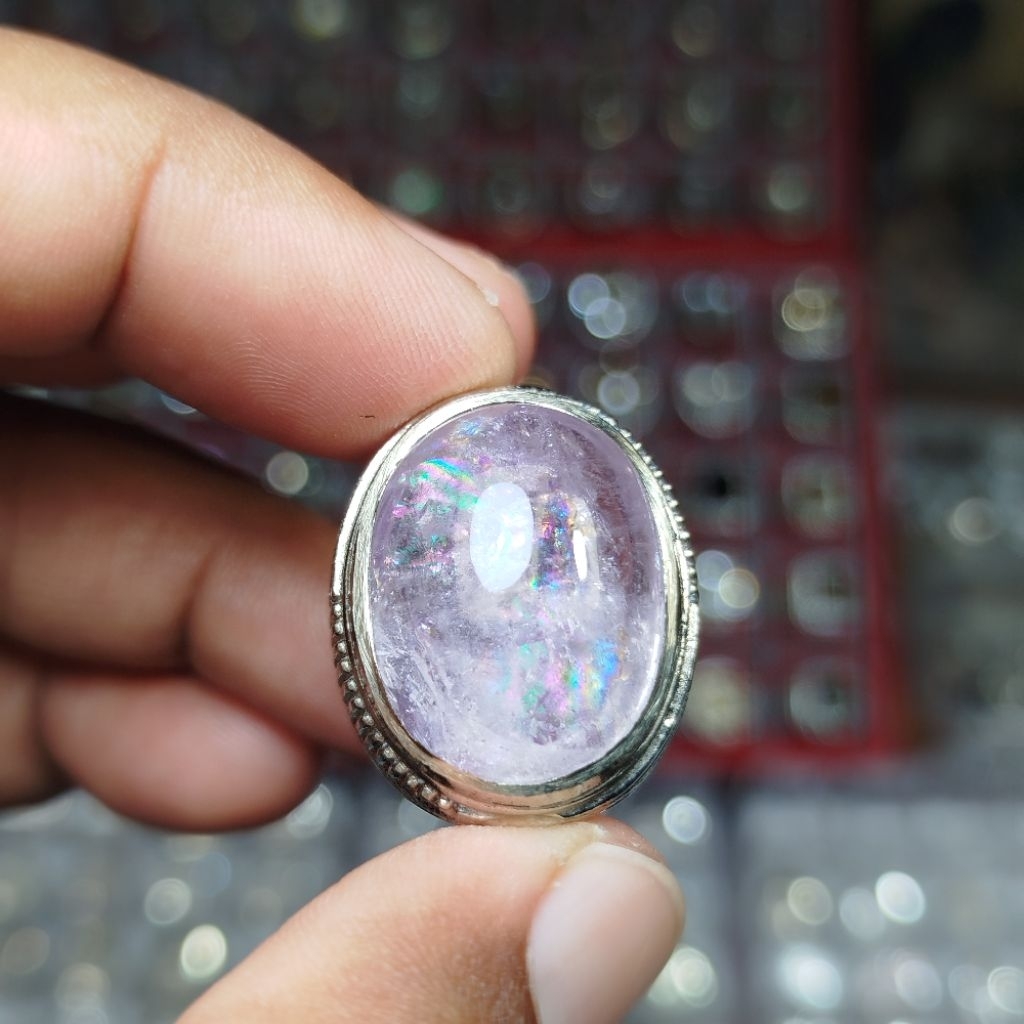 CINCIN PRIA BERMATA BATU KECUBUNG UNGU PELANGI KALIMANTAN ( RING ALPAKA, SIZE 7 )