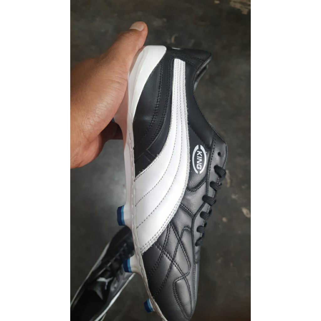 sepatu bola kulit sapi