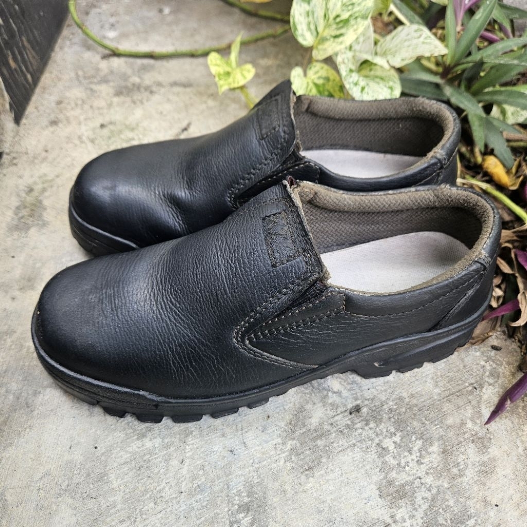 sepatu safety slip on second k2 size 43(28cm)