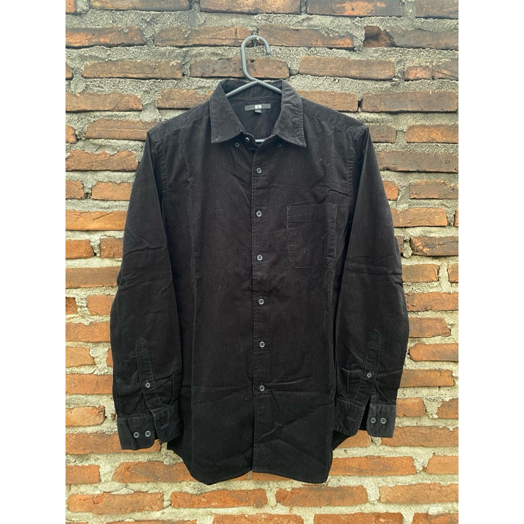 kemeja uniqlo corduroy hitam