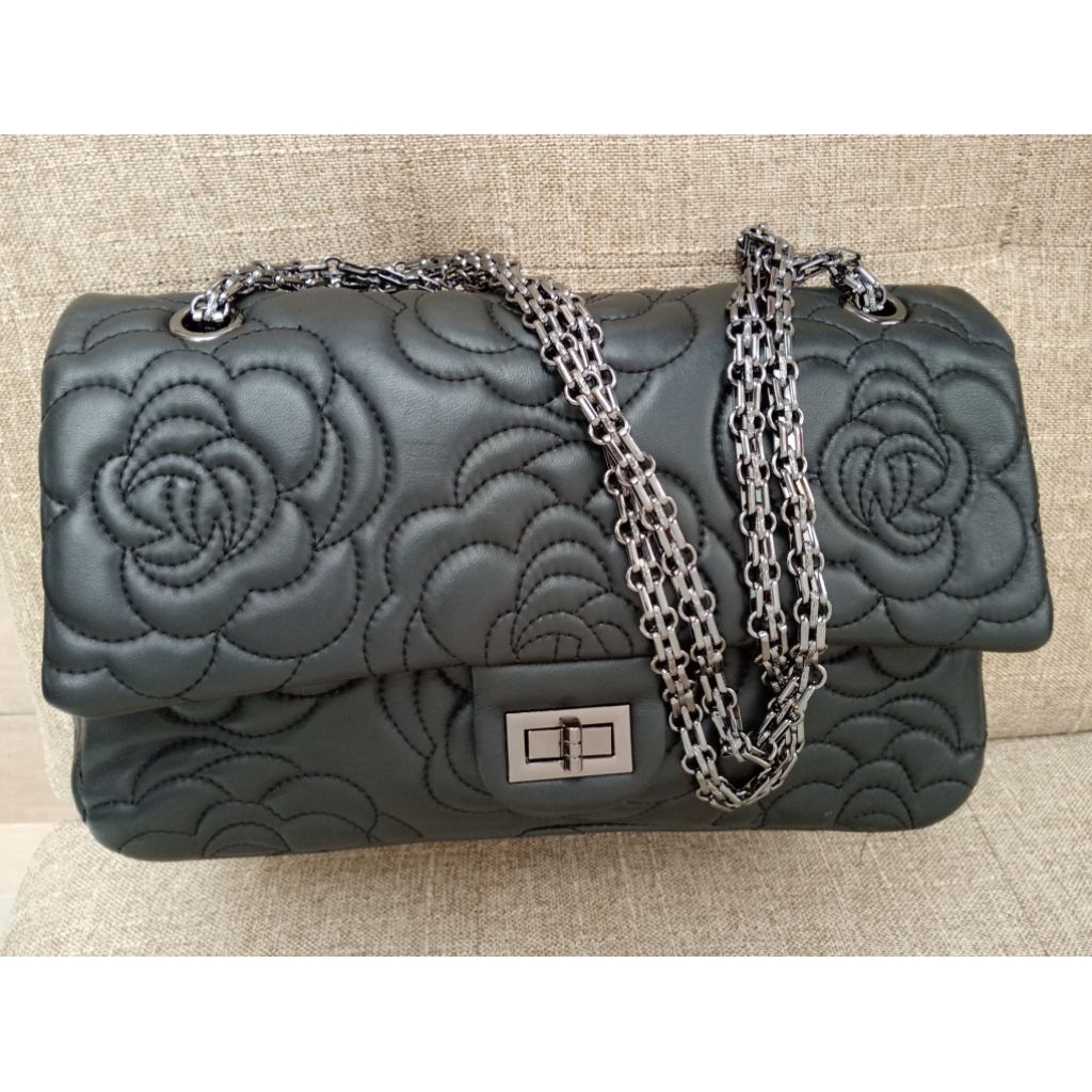 Sling-shoulder bag kulit asli motif mawar timbul hitam NB, uk 30