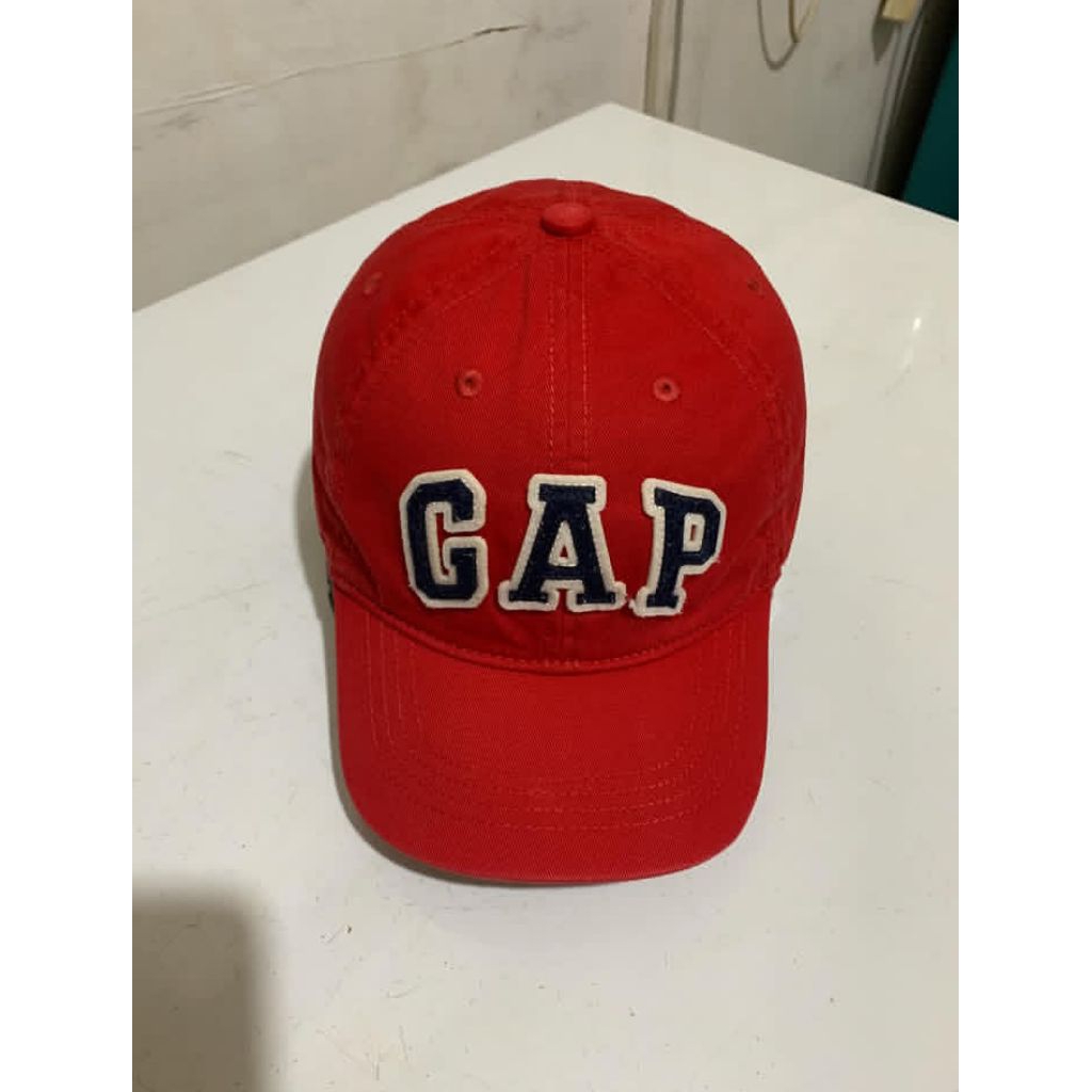 topi GAP merah