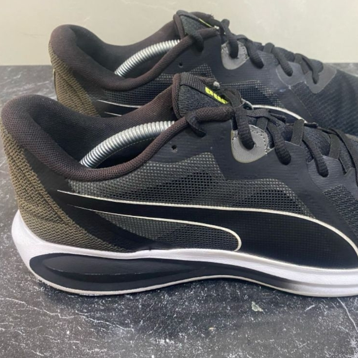 PUMA Twitch Runner hitam dan putih, sepatu running, size 46 insole 30 cm, second original