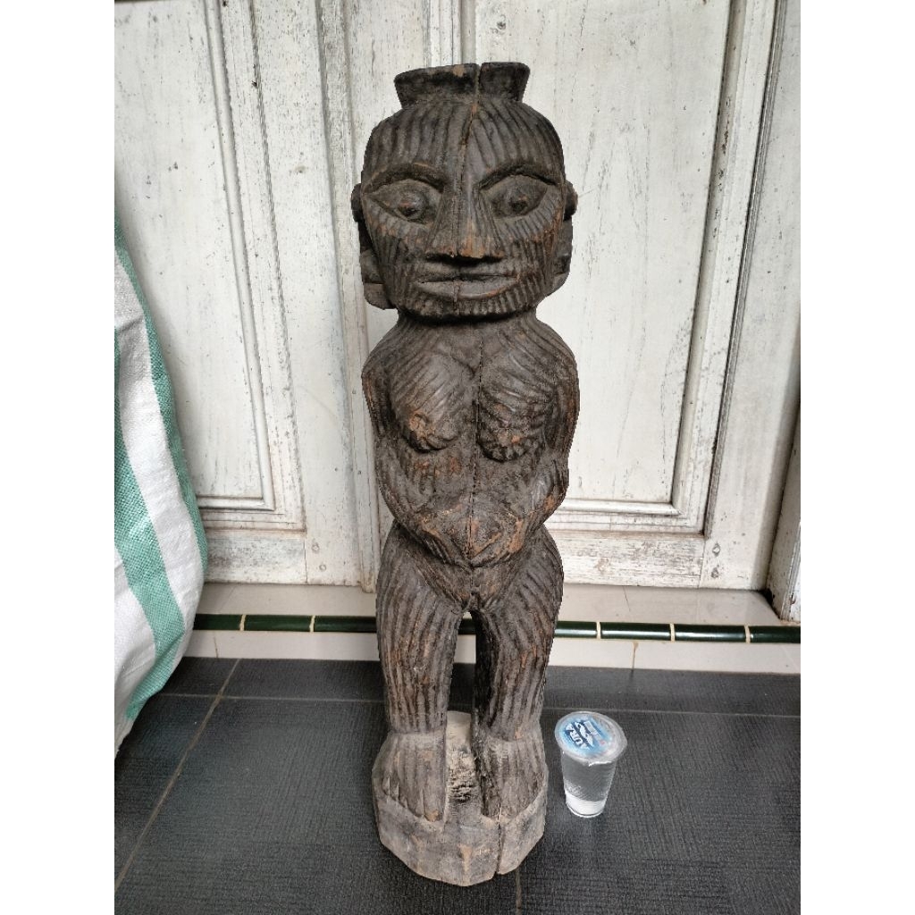 Patung kuno dayak dari kayu keras bertuahh tinggi72cm.Patung primitif