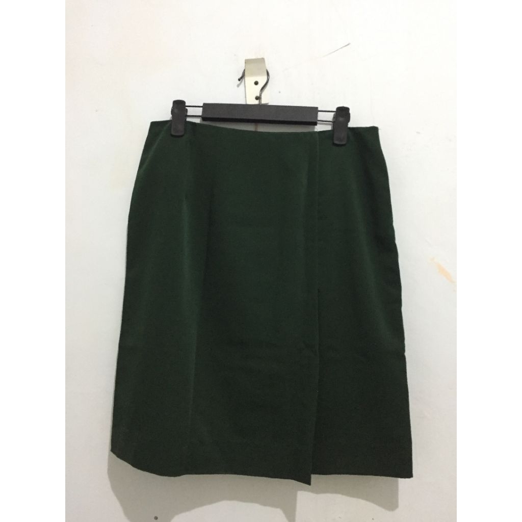 [preloved] rok pendek hijau botol