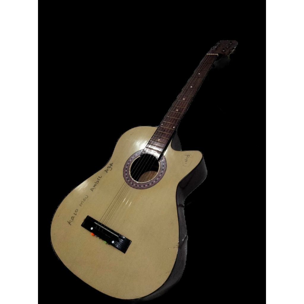 Gitar akustik second