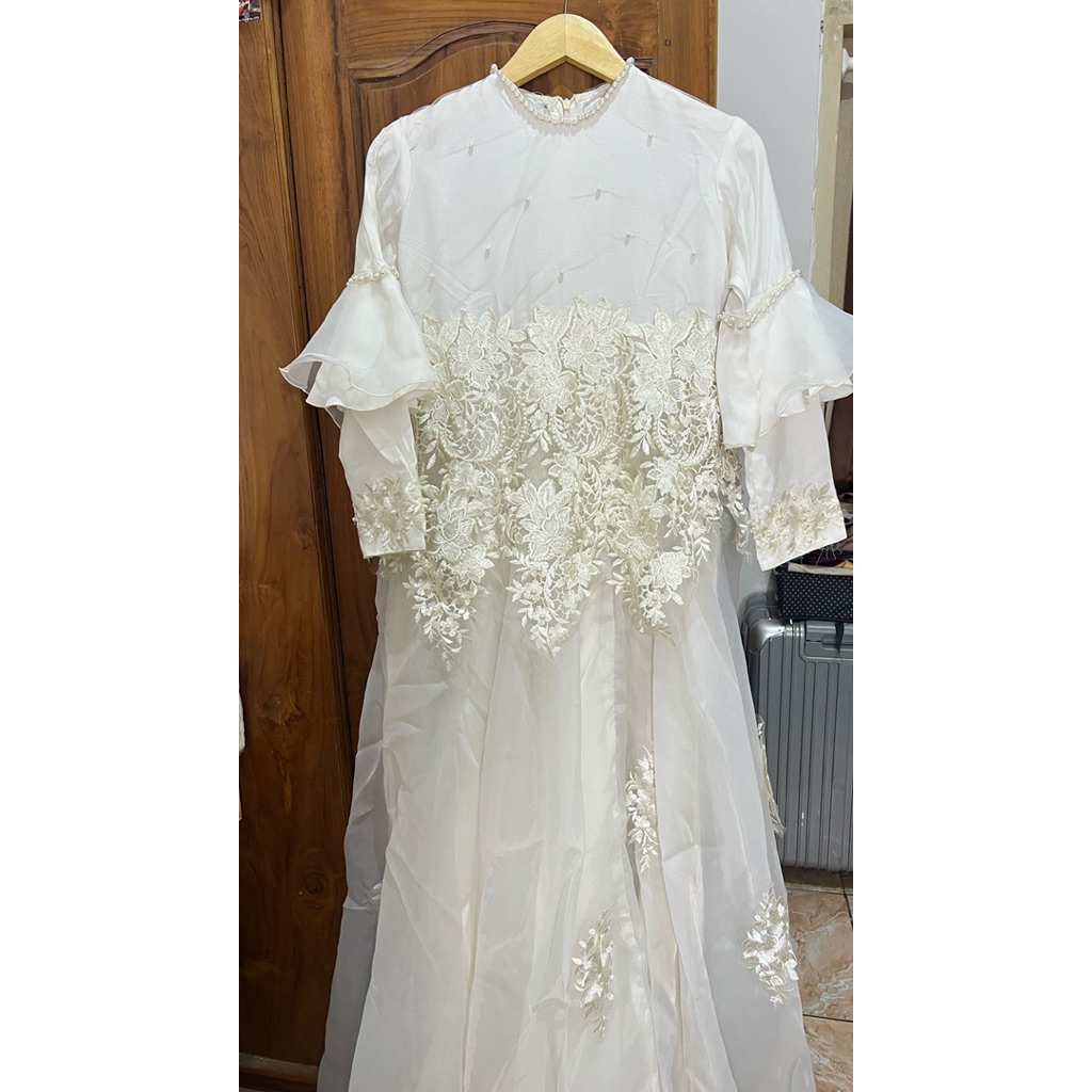 PRELOVED GAUN PUTIH