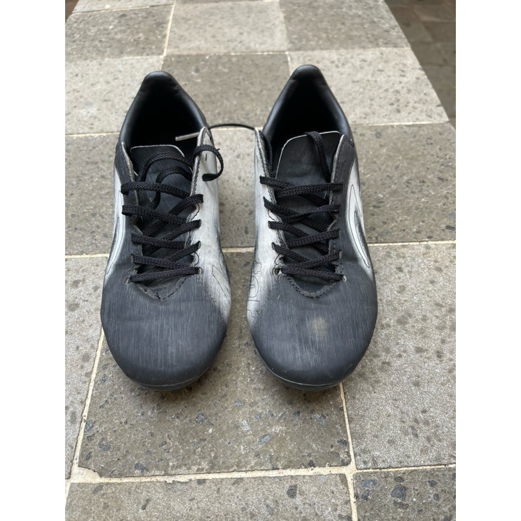 Sepatu bola anak specs