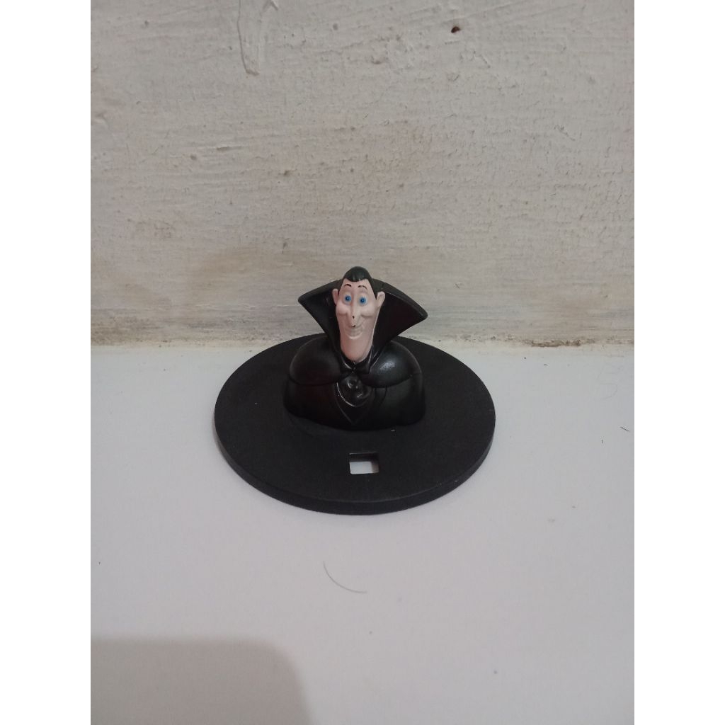 mainan figure dracula hotel Transylvania