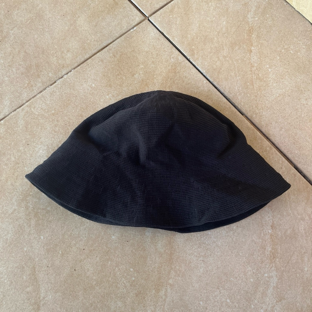 Bucket hat uniqlo hitam rajut