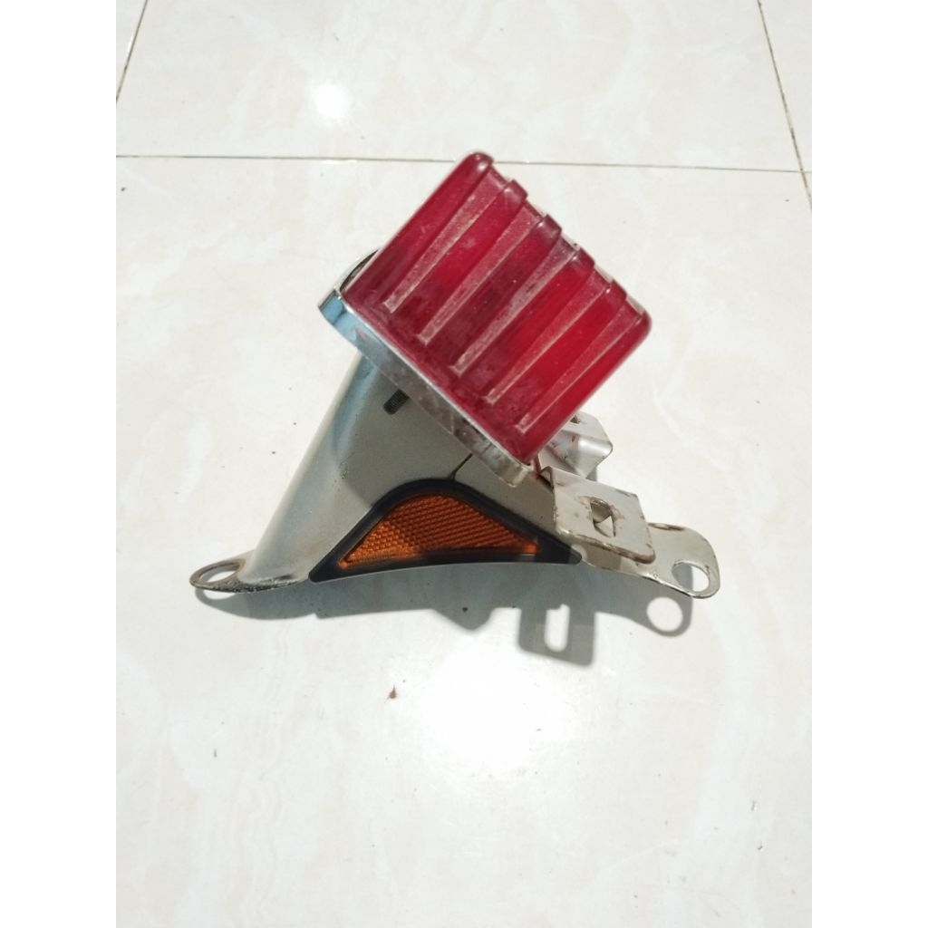 Pangkon stoplamp lampu belakang Suzuki FR80 braket dudukan stoplamp belakang FR80 mata kucing origin