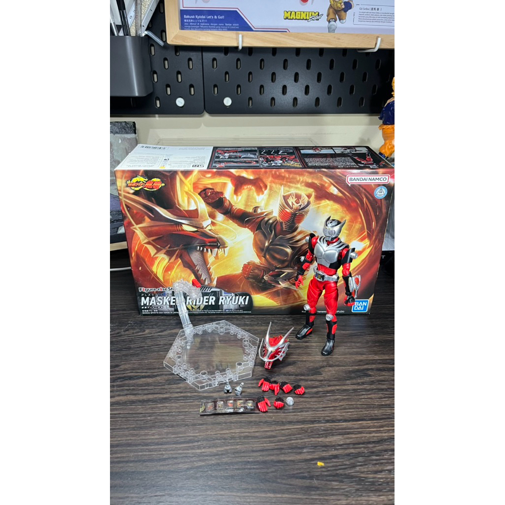 Figure Rise FRS Kamen Rider Ryuki (sudah rakit) tanpa Dragreder