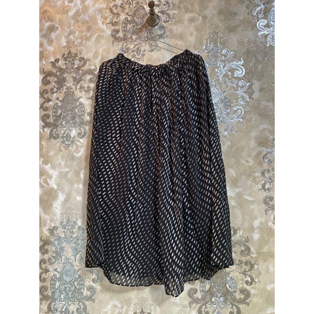preloved rok skirt hitam uniqlo