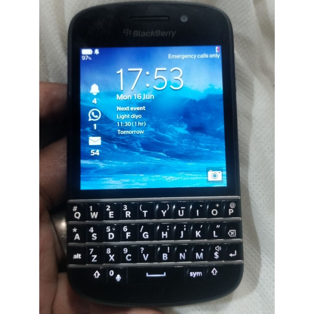 Blackberry Q10 kondisi nyala normal layar cerah ada minus ringan