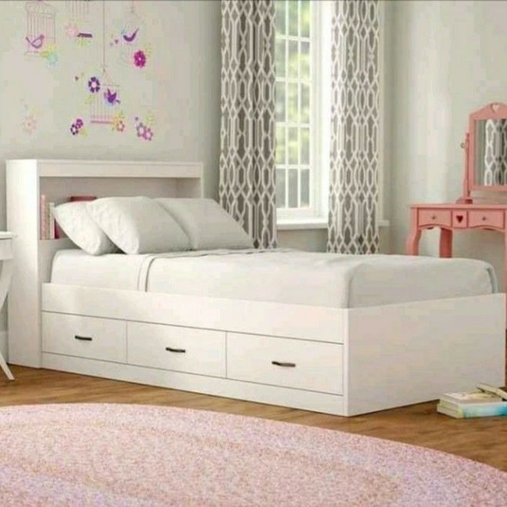 dipan kayu ukuran 160x200. warna Duco putih, 3 laci