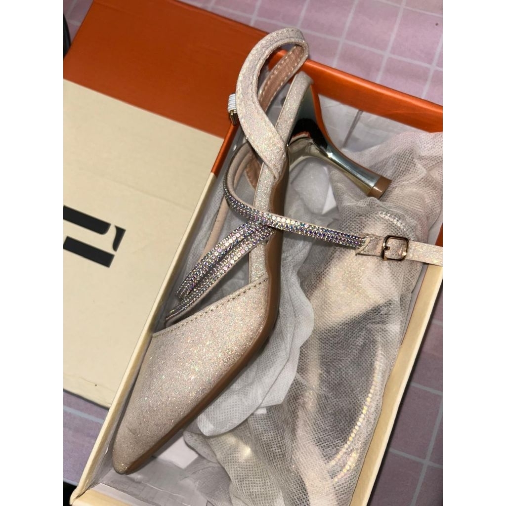 heels wisuda lawrensia