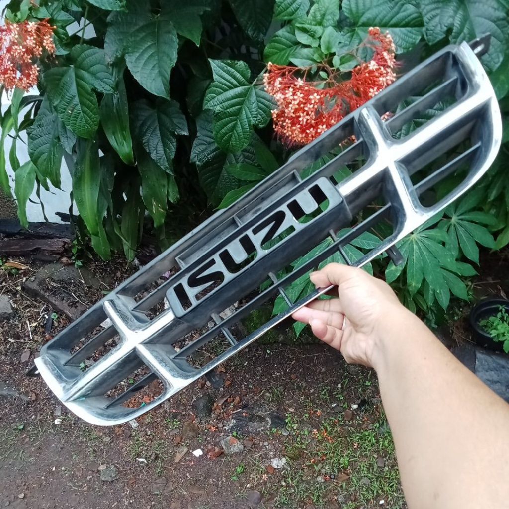 Grill depan Isuzu panther ori