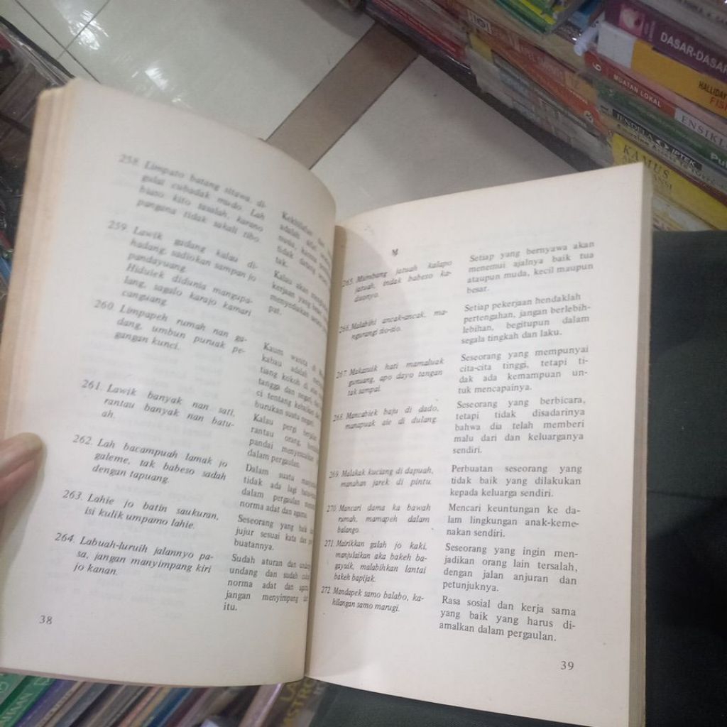 1000 pwpatah, pantun, gurindam
