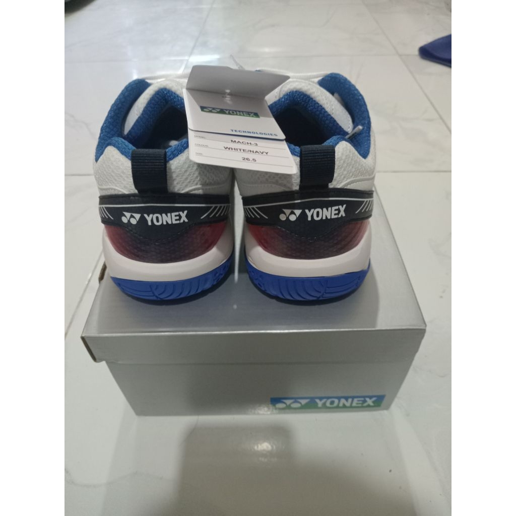 YONEX MACH 3
