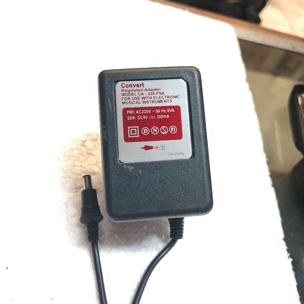 Adaptor untuk music / Efek gitar  CONVERT 9VDC 300mA Jack standard 5,5mm