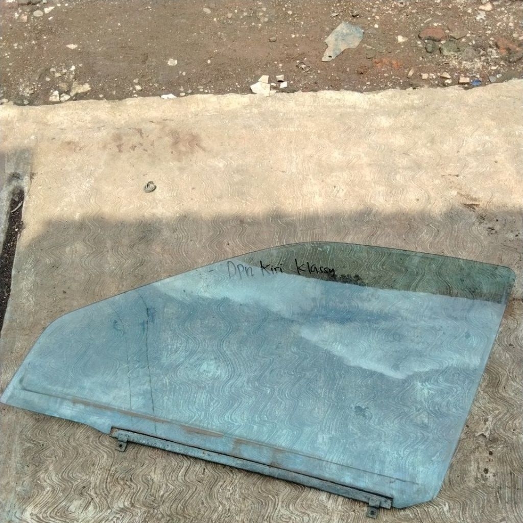 Kaca pintu kiri depan Daihatsu classy