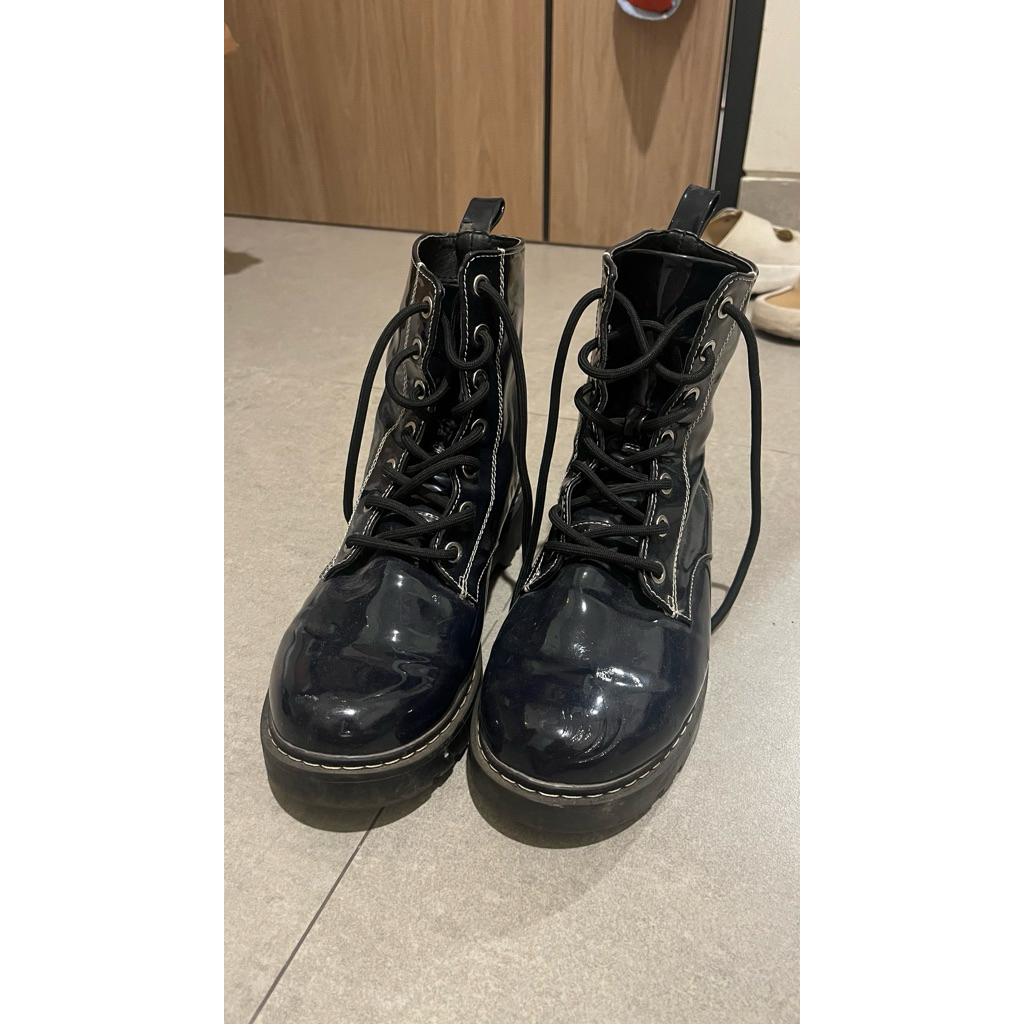 PRELOVED - Sepatu Boots Wanita Wmen H&M Navy Glossy Biru Donker Docmart look alikeo