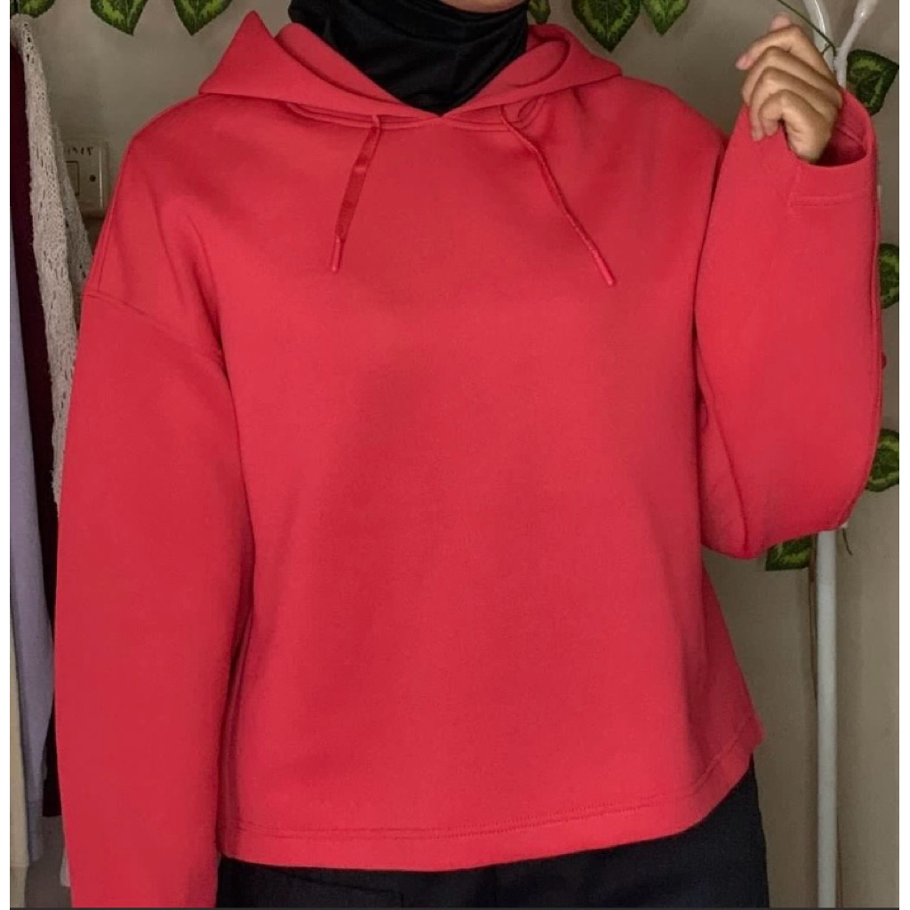 crop hoodie scuba uniqlo (WARNA ASLI PINK, EFEK KAMERA)
