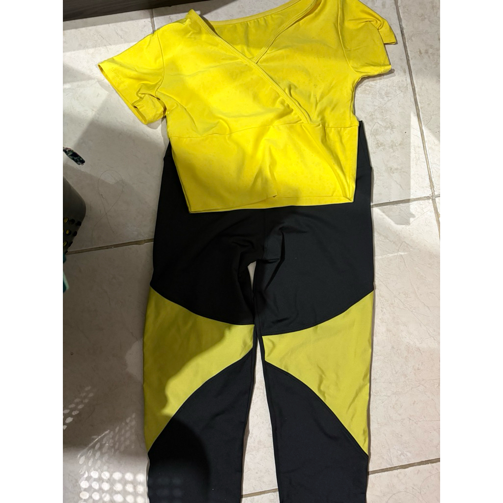 Baju dan Celana Olahraga Kuning