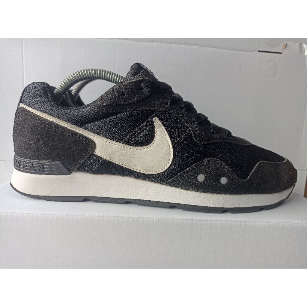Nike venture runner black and white