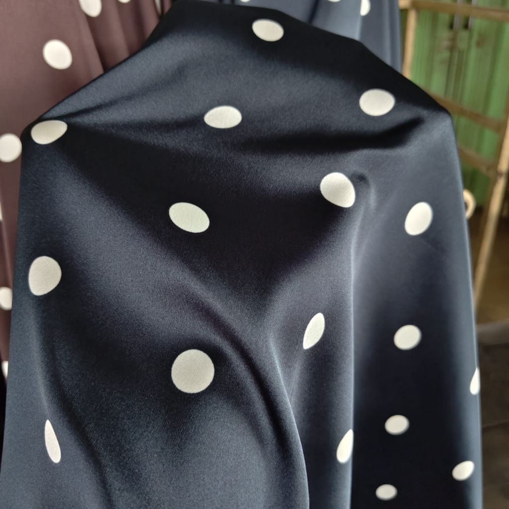 kain saten silk motif polkadot premium-kain satin silk polkadot warna navy premium-harga persetengah