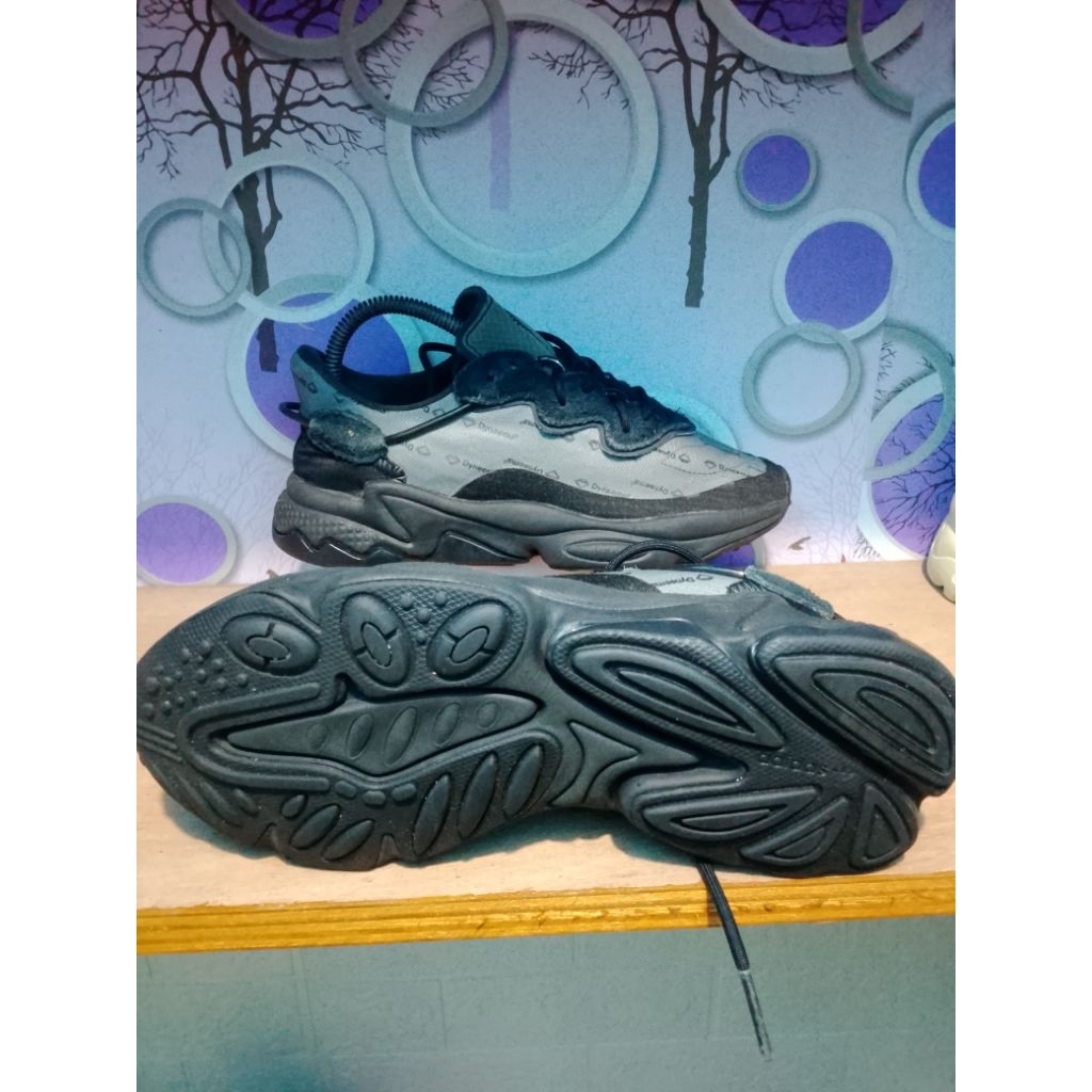 sepatu second Adi ozweego dynema size 38