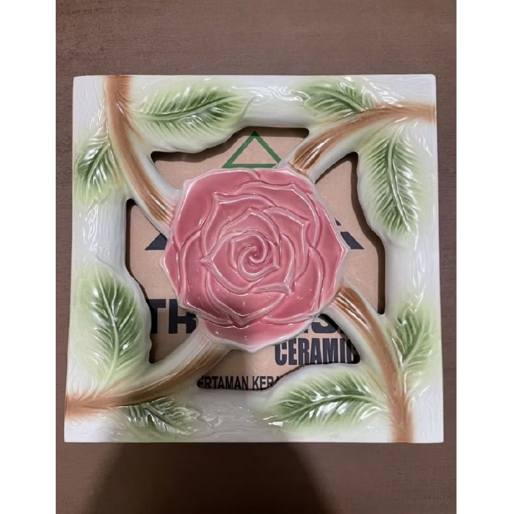Loster keramik 30cm x 30cm / roster angin lubang angin motif bunga