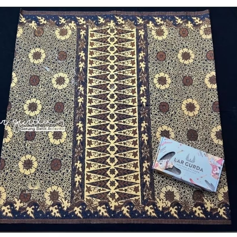 LAR GURDA Seri KESIKAN Hitam , Sarung Batik Tradisional
