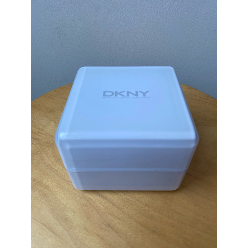 Preloved kotak jam tangan DKNY