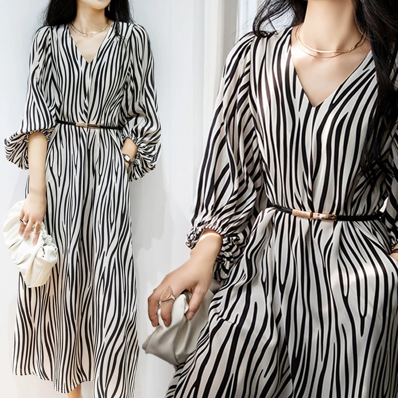 Gaun wanita, motif garis-garis hitam putih, kerah V, lengan mengembang, rok panjang model A-line.991