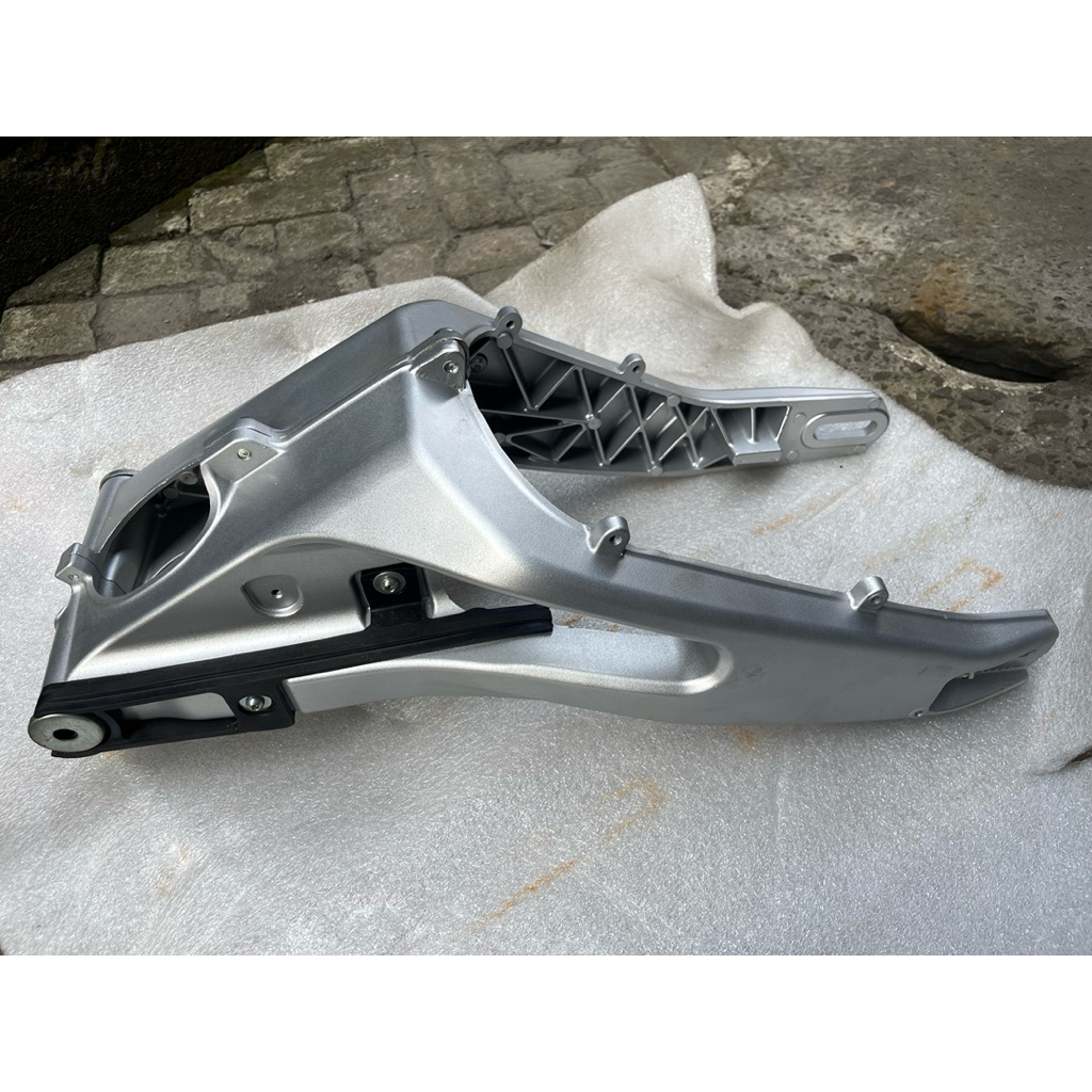 swing arm yamaha r15 v2 mt15 original baru ygp