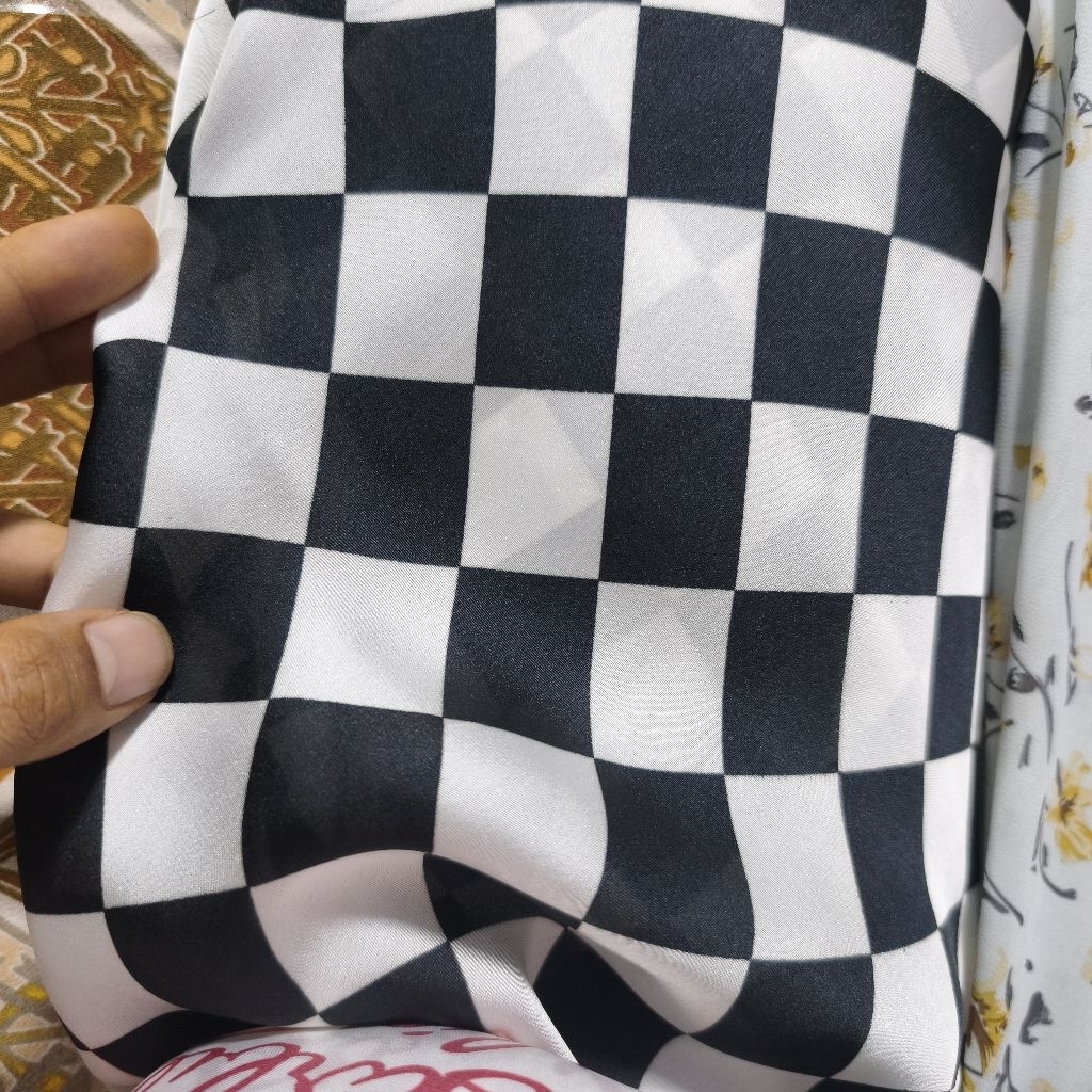 Kain Satin Motiif Kotak Kotak Hitam Putih (Harga Kain Per½ Meter)