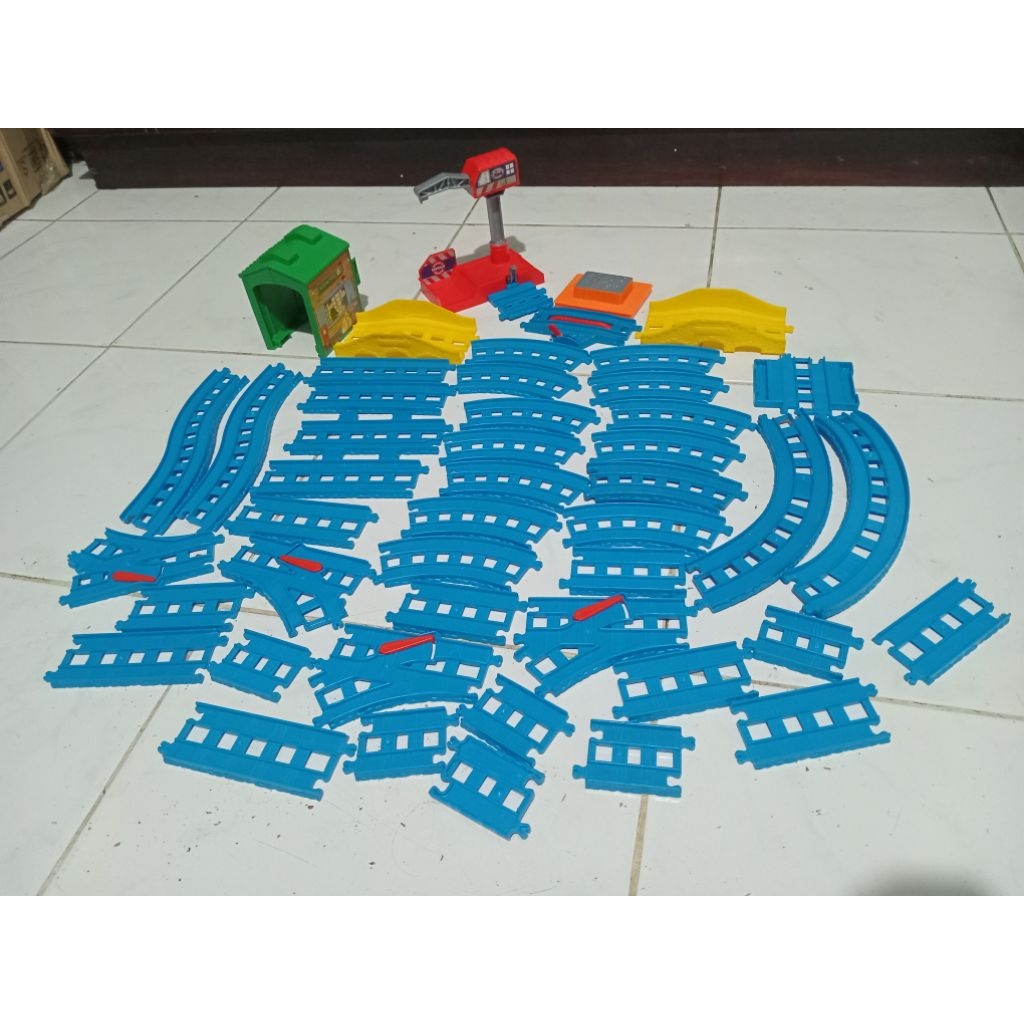 rel kereta thomas mattel
