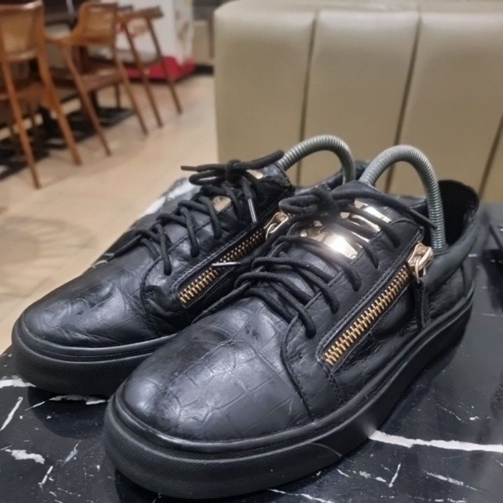 G.Zanotti Hitam